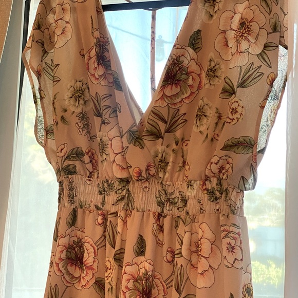 Blush maxi dress with high low sides at the bottom of the dress. New with tags - Picture 4 of 6